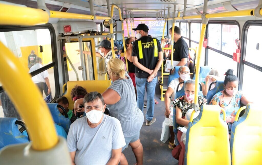 Passageiros em transporte público de Araguaína