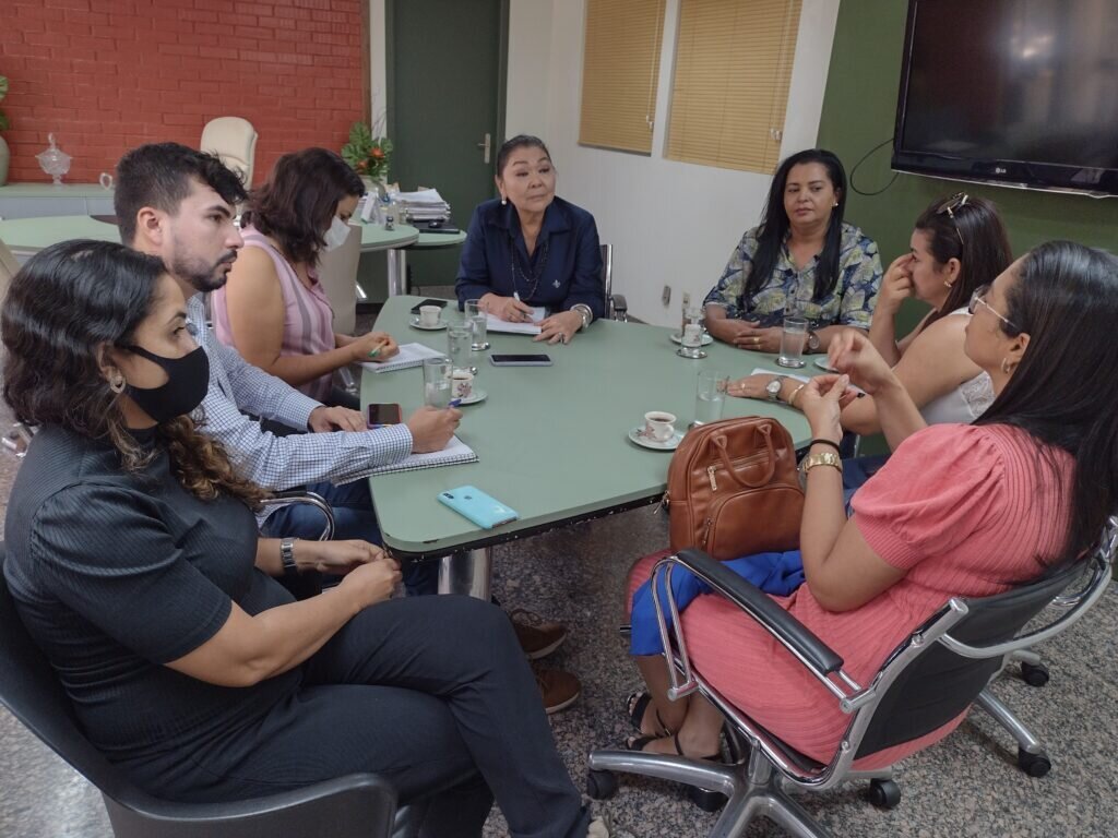 Secretária do Meio Ambiente, Miyuki Hyashida, em reunião com representantes do do Consórcio Intermunicipal de Desenvolvimento Sustentável Vale do Rio Manoel Alves