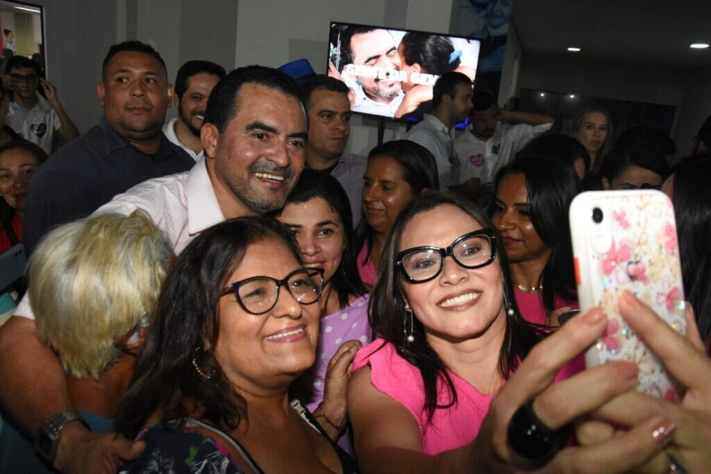 Governador Wanderlei Barbosa posa ao lado de eleitoras durante campanha pela reeleição