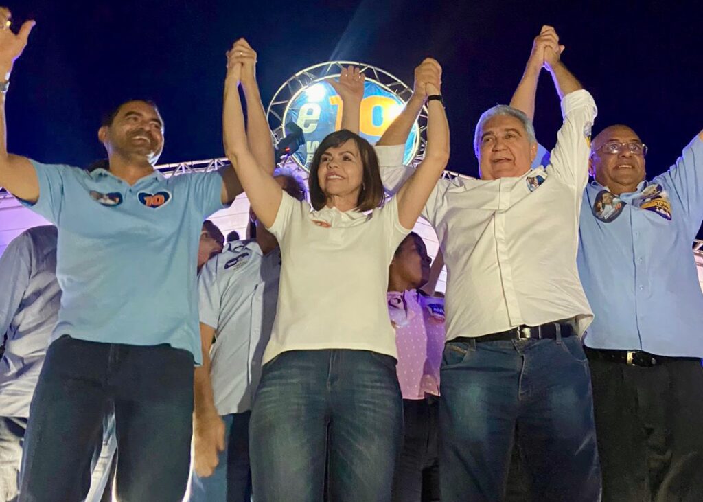 Wanderlei Barbosa, Dorinha Seabra e Laurez Moreira, candidatos da coligação "União Pelo Tocantins" no último comício da campanha de 2022