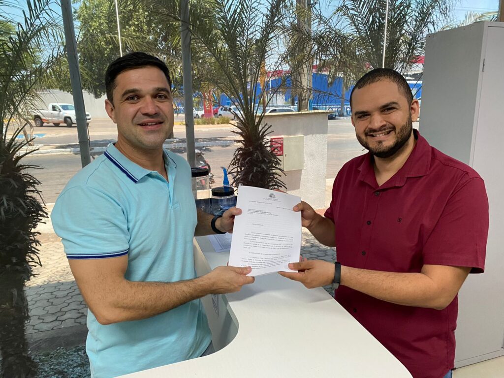 Secretário de Finanças, Lucas Lemes, protocola Projeto da Lei Orçamentária Anual de 2023 na Câmara