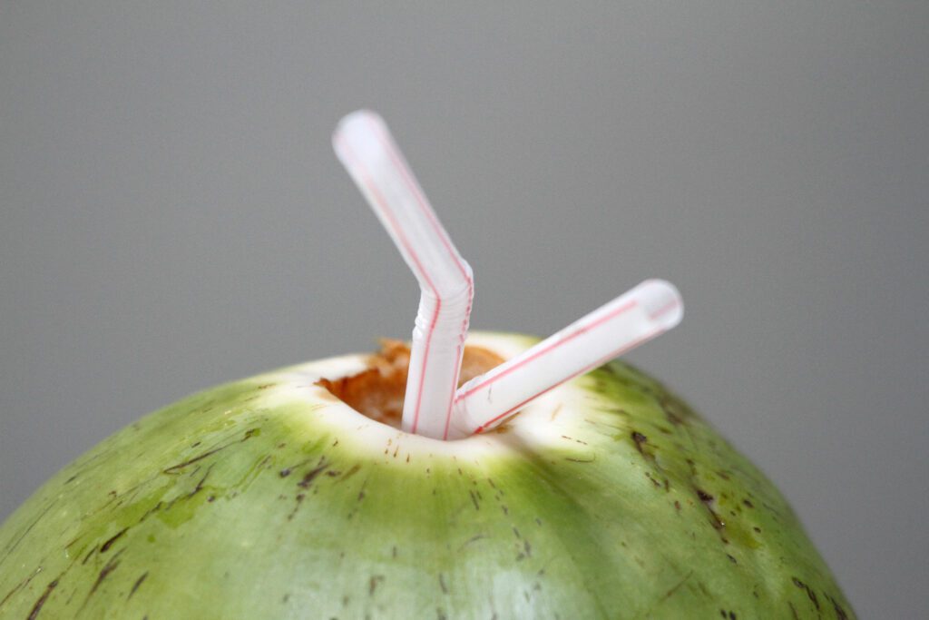 Coco com canudo