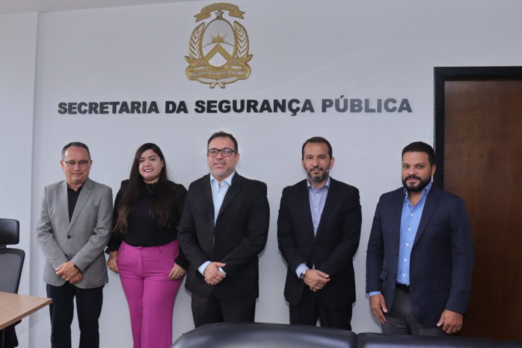 Secretário da Segurança Pública do Tocantins, Wlademir Costa, e equipe recebe advogada da Energisa, Lorena Tavares (Foto: Luiz de Castro/Secom)