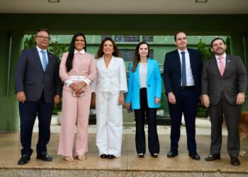 Ao lado da primeira-dama do TO, senadora Professora Dorinha conhece programas sociais de Goiás