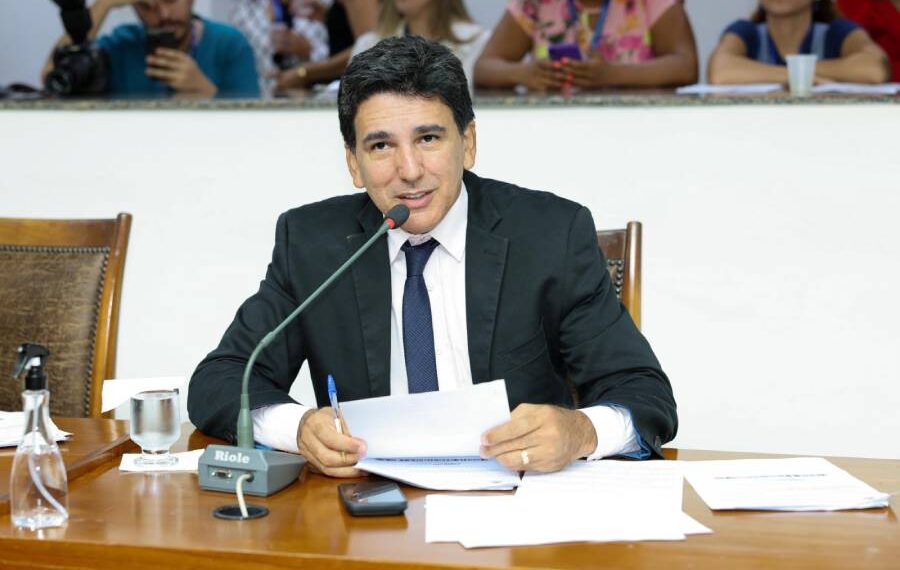 Fevereiro Roxo Professor Júnior Geo é autor da Lei que institui a Política de Proteção dos Direitos da Pessoa com Fibromialgia no Tocantins