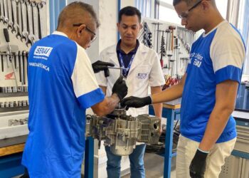 Gerações conectadas pelo saber avô e neto cursam juntos Mecânica de Motocicletas no SENAI Tocantins