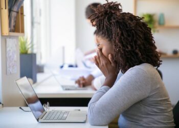 Pesquisa aponta que aproximadamente 30% dos brasileiros são vítimas da Síndrome de Burnout