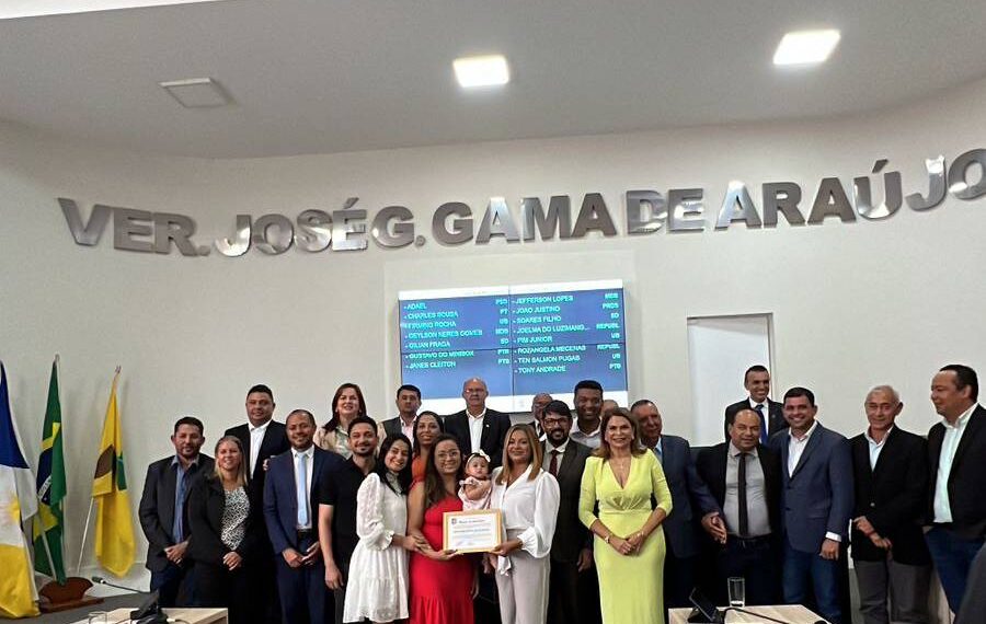 Antonio Andrade prestigia solenidade de entrega de moção de aplausos a superintendente regional de Educação, Araildes Almeida