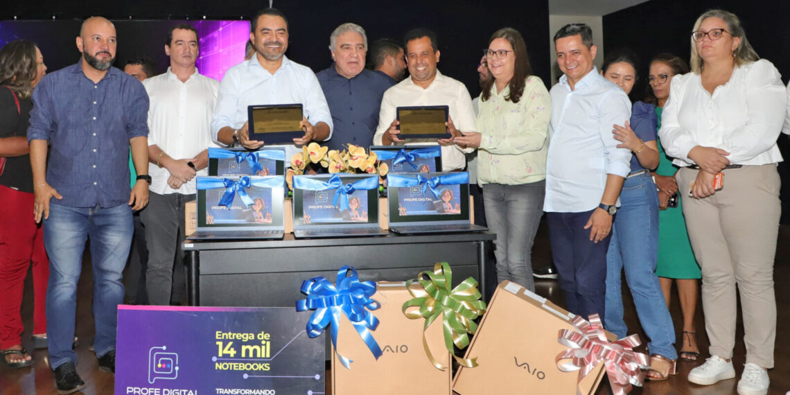Estado entrega mais de mil notebooks aos professores da regional de Araguaína
