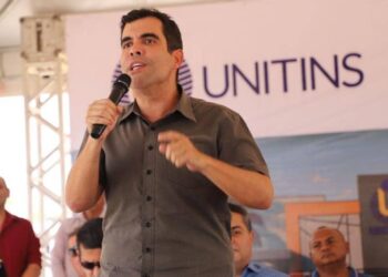 Ricardo Ayres comemora anúncio de novas escolas, creches e ônibus escolares