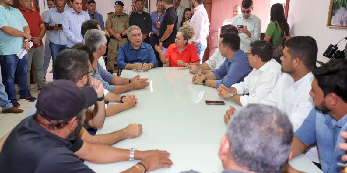 Em Gurupi, Laurez articula implementação de esmagadora de gergelim e inaugura Comando de Policiamento