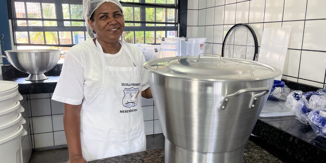 Investimento de R$ 17 milhões do TO e governo federal garante novos utensílios de cozinha às 502 escolas do Estado