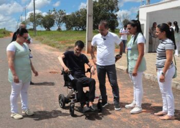 CER de Araguaína entrega para paciente a primeira cadeira de rodas motorizada da unidade