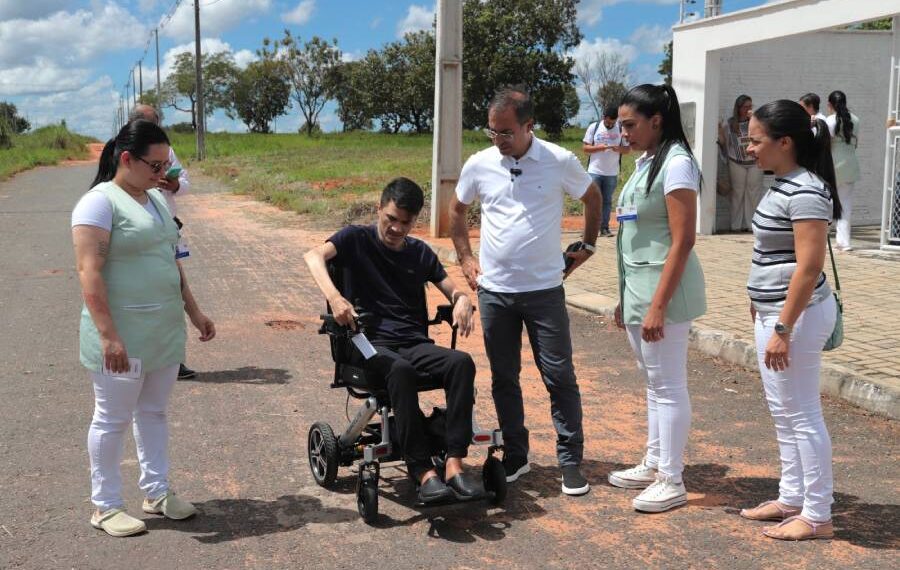 CER de Araguaína entrega para paciente a primeira cadeira de rodas motorizada da unidade