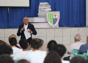 Conselheiro decano dá palestra sobre o trabalho do TCETO em colégio que estudou na infância