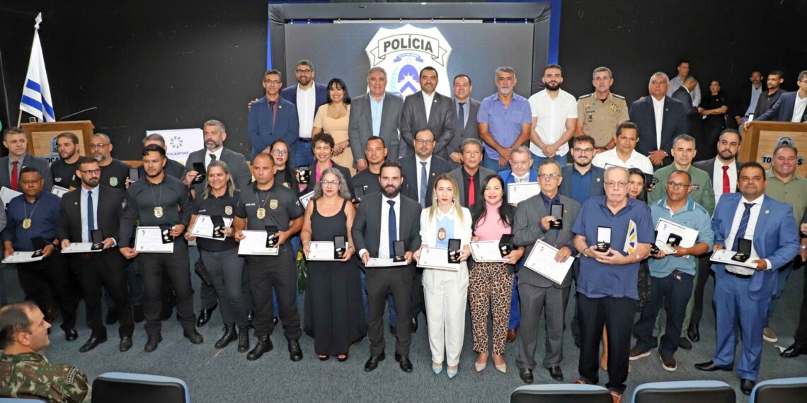 Governador Wanderlei e secretário Wlademir homenageiam 41 policiais com medalhas de bravura e de mérito