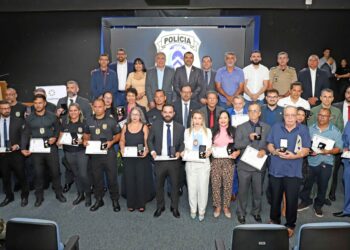 Governador Wanderlei e secretário Wlademir homenageiam 41 policiais com medalhas de bravura e de mérito