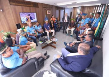 Senador Eduardo Gomes se reúne com lideranças indígenas em Brasília para tratar sobre infraestrutura e investimentos nas aldeias