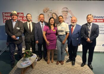 Deputado Antonio Andrade visita stand da Pró-Rim na Câmara Federal: apoio à Saúde Renal em pauta