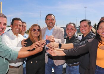 Com investimento de R$ 5 milhões, Estado entrega 12 caminhonetes para a Seduc e outras 13 para as superintendências regionais