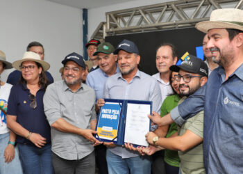 Em agenda na Agrotins, Estado firma Pacto pela Inovação, regulamenta políticas para apicultura e lança  programa Produtos da Terra