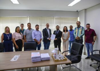 Prefeitura de Palmas entrega documentos para a regularização fundiária de 1,3 mil imóveis no Irmã Dulce e 617 no setor Universitário