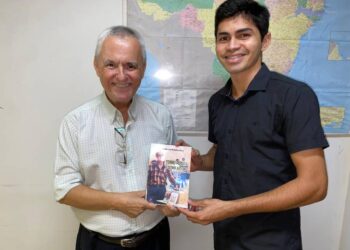 Lançamento de livro com resenhas literárias movimenta acadêmicos de Geografia da UFN