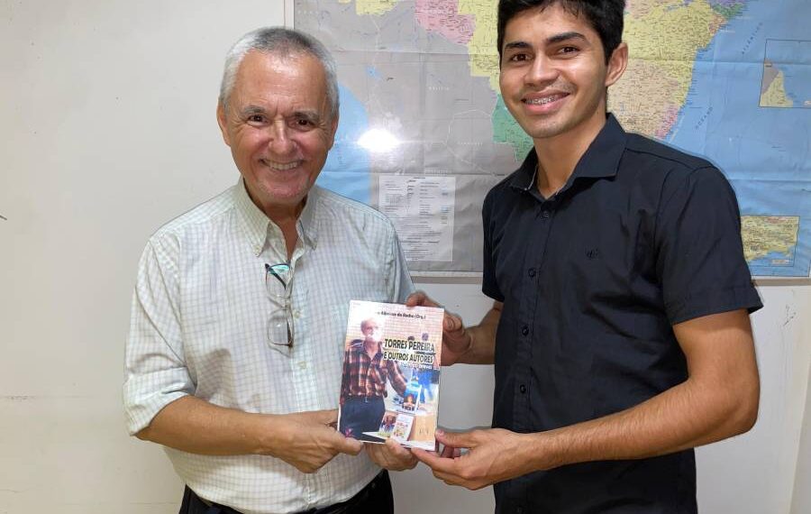 Lançamento de livro com resenhas literárias movimenta acadêmicos de Geografia da UFN