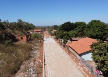 Prefeita Fátima Coelho assina ordem de serviço para a 2ª etapa das obras de pavimentação do Setor Serrinha em Guaraí (1)