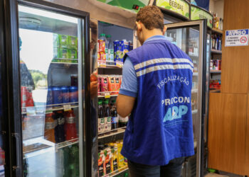 Procon identifica 150 quilos de produtos irregulares nas conveniências de 55 postos de combustíveis da Capital