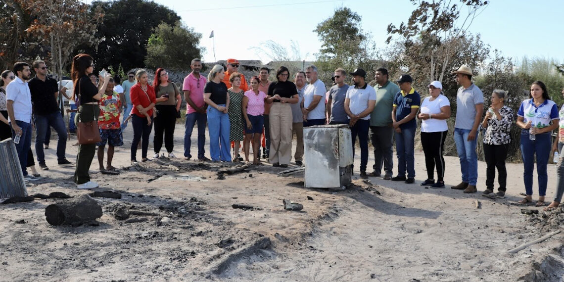 Estado entrega 320 cestas básicas, água e roupas para assentamento em Esperantina atingido por incêndio; 500 pessoas ficaram desabrigadas