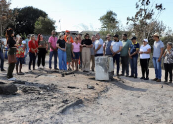 Estado entrega 320 cestas básicas, água e roupas para assentamento em Esperantina atingido por incêndio; 500 pessoas ficaram desabrigadas