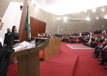 Ministra Cármen Lúcia assume presidência do TSE e elogia atuação “firme e rigorosa” de Alexandre de Moraes em defesa da democracia