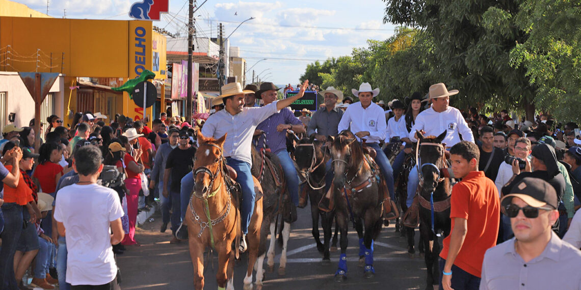 Com Damaso e Nilton Franco, governador Wanderlei prestigia cavalgada em Paraíso; Estado destinou R$ 2,4 milhões ao evento
