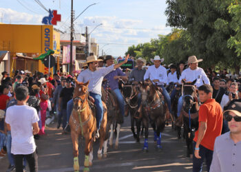 Com Damaso e Nilton Franco, governador Wanderlei prestigia cavalgada em Paraíso; Estado destinou R$ 2,4 milhões ao evento