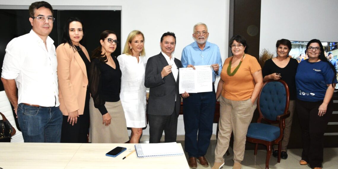 Secult entrega chaves de anexo e mobiliário histórico para Amigos do Palacinho