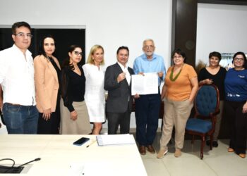 Secult entrega chaves de anexo e mobiliário histórico para Amigos do Palacinho