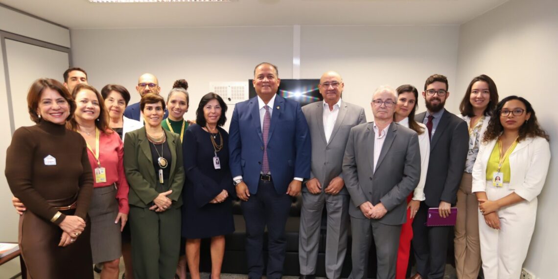 Relator da regulamentação da IA, Eduardo Gomes recebe representante da empresa responsável pelo ChatGPT