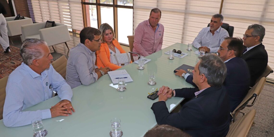 Empresários apresentam ao governador em exercício a previsão das operações do Porto de Praia Norte