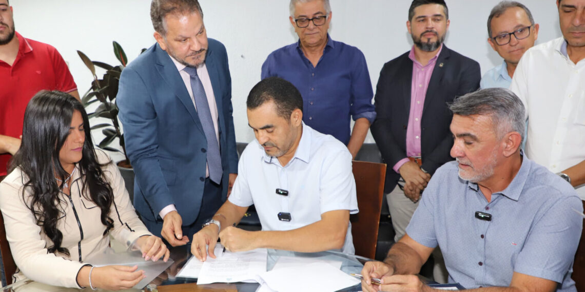 Governador Wanderlei transmite cargo a Amélio e garante: “Tem liberdade para andar o Estado e inaugurar obras”; presidente da Aleto destaca harmonia entre Poderes 