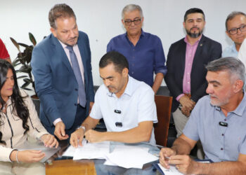 Governador Wanderlei transmite cargo a Amélio e garante: “Tem liberdade para andar o Estado e inaugurar obras”; presidente da Aleto destaca harmonia entre Poderes