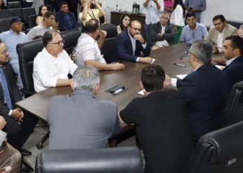 Governador Wanderlei, Marcus Marcelo e Aciara discutem redução do ICMS do combustível da aviação para atrair empresas para Araguaína