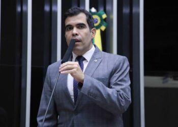 Aprovado relatório de Ricardo Ayres que torna crime facilitar a migração internacional ilegal