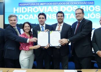 Ministério de Portos e Aeroportos e BNDES assinam acordo para estudos de concessão das hidrovias dos rios Tocantins e Tapajós; Irajá representa Congresso em ato