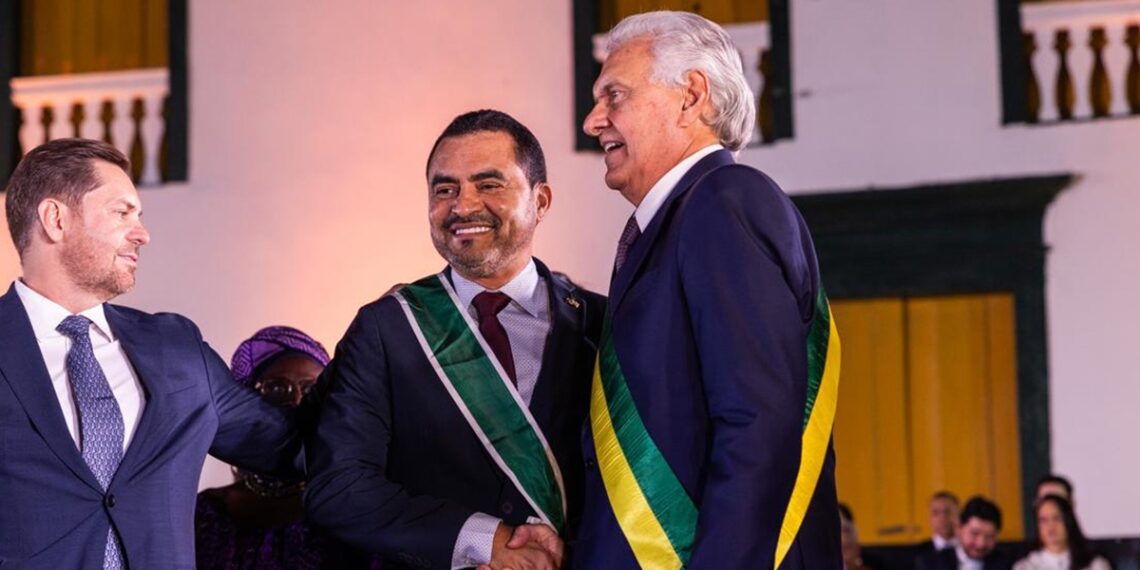 Wanderlei Barbosa recebe Ordem do Mérito Anhanguera de Goiás das mãos do governador Ronaldo Caiado