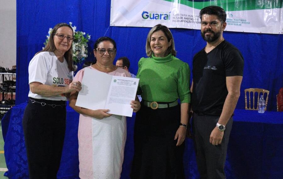 Prefeita Fátima Coelho entrega mais 141 títulos de imóveis urbanos em Guaraí, em parceria com TJTO; moradores aguardavam momento há 24 anos
