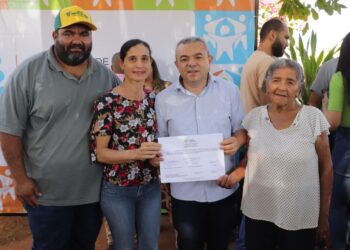 Como parte da programação de aniversário, Porto Nacional entrega 3 ônibus e assina ordens de serviço para ponte e praça
