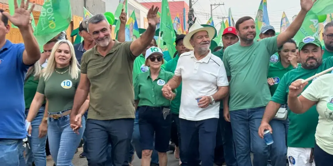 Ao lado de Amélio Cayres e Júlio Oliveira, Antônio do Bar faz caminhada em campanha pela reeleição em Augustinópolis