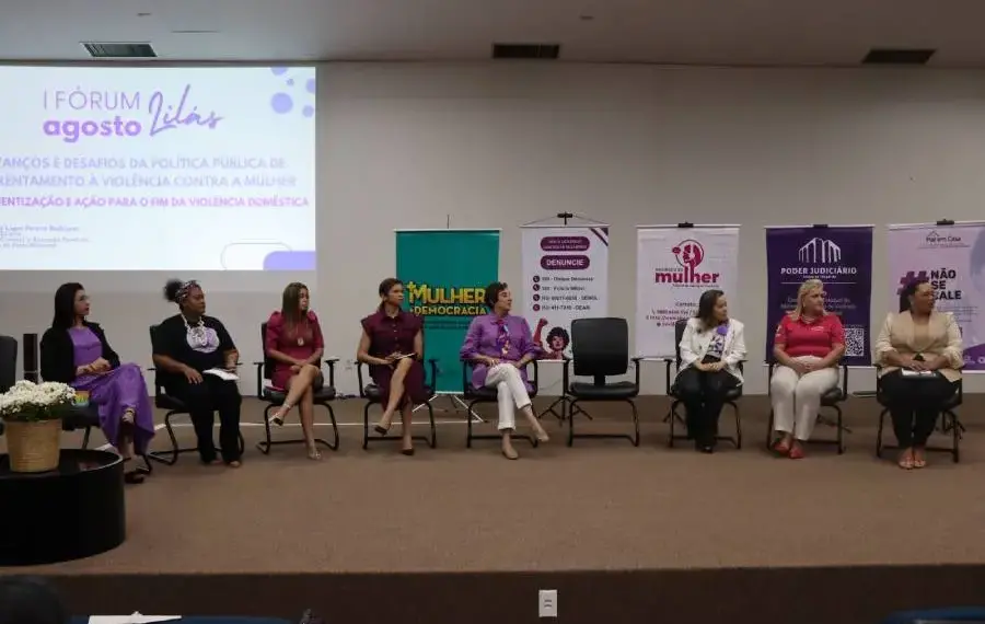 Em Araguaína, 1º Fórum Agosto Lilás debate os avanços e desafios das políticas públicas no combate à violência contra a mulhe