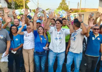 Eduardo Fortes promove caminhada no Parque das Acácias e garante quadra poliesportiva e ETI para o setor